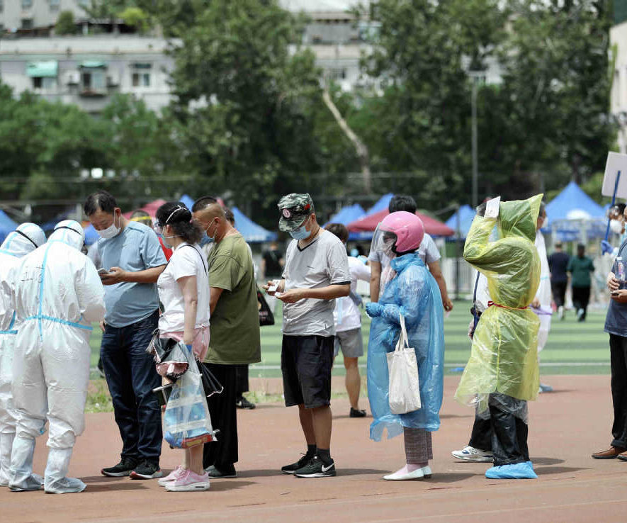 Οι κάτοικοι υποβάλλονται σε δοκιμές νουκλεϊνικού οξέος για το COVID-19 τη Δευτέρα το βράδυ σε ένα γήπεδο στην περιοχή Xicheng του Πεκίνου. [Φωτογραφία από Zou Hong / China Daily]