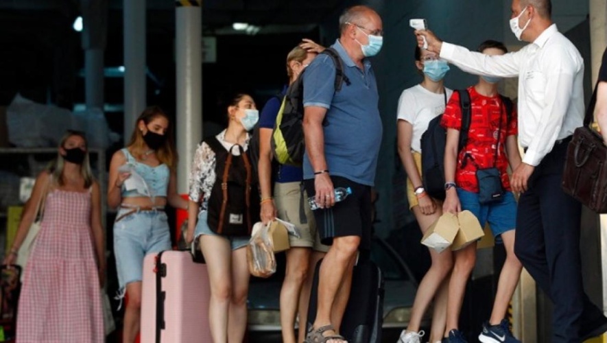 Δειγματοληπτικοί έλεγχοι για κορονοϊό σε όσους επιστρέφουν με πλοίο σε Πειραιά και Ραφήνα