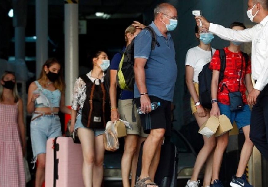 Δειγματοληπτικοί έλεγχοι για κορονοϊό σε όσους επιστρέφουν με πλοίο σε Πειραιά και Ραφήνα