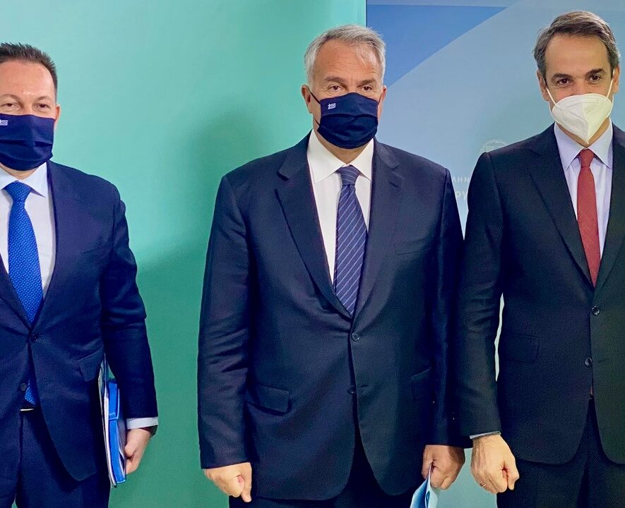 Τις μεταρρυθμιστικές τομές που επιφέρει το νομοσχέδιο για την αναμόρφωση των Δημοτικών και των Περιφερειακών Αρχών παρουσίασαν από κοινού στο Υπουργικό Συμβούλιο της Πέμπτης 28 Ιανουαρίου 2021, ο Υπουργός Εσωτερικών Μάκης Βορίδης και ο Αναπληρωτής Υπουργός Εσωτερικών Στέλιος Πέτσας. Πρόκειται, όπως υπογράμμισε ο Πρωθυπουργός Κυριάκος Μητσοτάκης στην εισαγωγική του τοποθέτηση, για μία ρητή προεκλογική δέσμευση της Κυβέρνησης που βάζει οριστικό τέλος στην ακυβερνησία στα όργανα της Αυτοδιοίκησης. Στόχος του προτεινόμενου νομοσχεδίου, το οποίο διαμορφώθηκε μέσα από τη γόνιμη διαβούλευση με τους θεσμικούς εκπροσώπους της Αυτοδιοίκησης Α’ και Β’ βαθμού, την ΚΕΔΕ και την ΕΝΠΕ, είναι η επαναφορά της κυβερνησιμότητας στους Δήμους και τις Περιφέρειες της χώρας με την κατάργηση της λεγόμενης «απλής αναλογικής» που εφάρμοσε ο ΣΥΡΙΖΑ και η οποία επέφερε καταστροφικές συνέπειες στην ομαλή λειτουργία τους. Οι βασικές αλλαγές που επιφέρει το συγκεκριμένο νομοσχέδιο συνοψίζονται στα παρακάτω: - Επαναφορά της 5ετούς θητείας. Οι δήμαρχοι και οι περιφερειάρχες που θα εκλεγούν τον Οκτώβριο του 2023, θα έχουν πλήρη πενταετή θητεία. - Μειώνεται οριακά ο αριθμός των μελών του δημοτικού και του περιφερειακού συμβουλίου ώστε να ενισχυθεί ο ουσιαστικός διάλογος. - Το όριο εκλογής από τον πρώτο γύρο τίθεται στο 43%. - Εξασφαλίζεται κατά κανόνα τουλάχιστον η εκλογή των 3/5 των μελών του συμβουλίου στον νικητή των εκλογών. - Τίθεται όριο 3% για τη εκλογή δημοτικού ή περιφερειακού συμβούλου, το οποίο είναι ευθυγραμμισμένο με το ισχύον στις βουλευτικές εκλογές και ανεξάρτητο από τον αριθμό των μελών του. - Καταργείται η ξεχωριστή κάλπη για την εκλογή των «κοινοτικών αρχών» η οποία δημιούργησε έναν de facto τρίτο βαθμό αυτοδιοίκησης παρά τη ρητή πρόβλεψη του Συντάγματος. - Επαναφορά της ορολογίας «κοινότητας» σε «δημοτική κοινότητα» ώστε να μην υπάρχει καμία σύγχυση με την προ του «Καποδίστρια» διοικητική διαίρεση της χώρας. - Εναρμονίζεται η πλειοψηφία του δημάρχου στα συμβούλια δημοτικών κοινοτήτων με πληθυσμό μεγαλύτερο των 500 κατοίκων. - Σε μικρότερες δημοτικές κοινότητες ο εκπρόσωπος της εκλέγεται από ενιαία λίστα υποψηφίων και εκτός συνδυασμών. - Τίθεται καταληκτική ημερομηνία η 30η Ιουνίου για την κατάρτιση των συνδυασμών ώστε να υπάρχει πλήρης έλεγχος των εκλογικών δαπανών και να είναι εγκαίρως στο εκλογικό σώμα γνωστοί οι υποψήφιοι. Επισημαίνεται ότι ο νέος εκλογικός νόμος ενισχύει την κυβερνησιμότητα στην Αυτοδιοίκηση με στόχο τη διαρκή βελτίωση της αποτελεσματικότητας και της ταχύτητας ανταπόκρισης του Δημοσίου, υλοποιώντας τη δέσμευση της Κυβέρνησης για αναβάθμιση των παρεχόμενων υπηρεσιών προς τους Έλληνες πολίτες. Επιπροσθέτως, η πολιτική ηγεσία του Υπουργείου Εσωτερικών παρουσίασε ενώπιον του Υπουργικού Συμβουλίου και το νομοσχέδιο που αφορά στο Σύστημα Εσωτερικού Ελέγχου Φορέων Γενικής Κυβέρνησης. Με το προτεινόμενο νομοσχέδιο επιχειρείται η διασφάλιση της παροχής στον πολίτη υψηλής ποιότητας υπηρεσιών από κάθε δημόσιο φορέα με τη χαμηλότερη επιβάρυνση του κρατικού προϋπολογισμού, σε ένα περιβάλλον όπου κυριαρχούν οι αρχές της νομιμότητας, της χρηστής διοίκησης και της ορθολογικής οικονομικής διαχείρισης. Παράλληλα, προβλέπεται -για πρώτη φορά- η ενιαία ρύθμιση θεμάτων που αφορούν στη λειτουργία Συστήματος Εσωτερικού Ελέγχου, καθώς και η σύσταση Μονάδων Εσωτερικού Ελέγχου σε όλους τους φορείς της Γενικής Κυβέρνησης. Συμπεριλαμβάνονται, επίσης, διατάξεις που αφορούν στον Σύμβουλο Ακεραιότητας, προκειμένου να συμβάλλει καθοριστικά στην αναφορά, τη διερεύνηση και την αντιμετώπιση παραβατικών συμπεριφορών εν τη γενέσει τους.