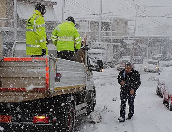 Αγώνα με τον χιονιά δίνουν τα συνεργεία του Δήμου Ιλίου
