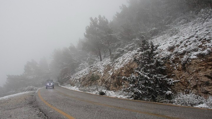 Κλειστή η λεωφόρος Εθνικής Αντιστάσεως στη Καισαριανή - Χιονίζει και καθιστά επικίνδυνο τον δρόμο αναφέρει η ΕΛ.ΑΣ