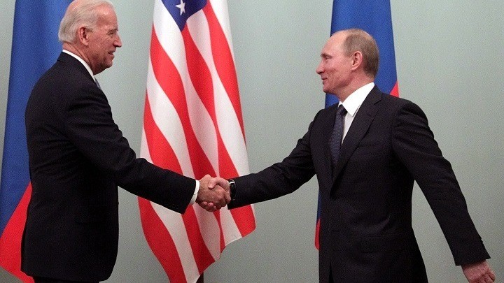 Ο πρόεδρος των ΗΠΑ Τζο Μπάιντεν πρότεινε στον Βλαντιμίρ Πούτιν τη διεξαγωγή συνόδου κορυφής «σε τρίτη χώρα»