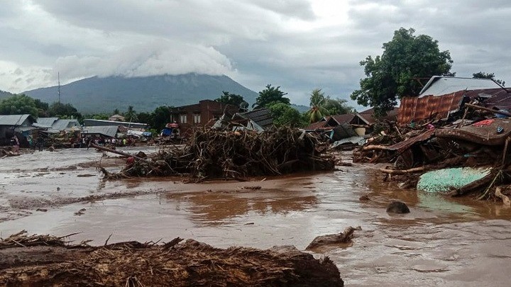 Σχεδόν 80 νεκροί από πλημμύρες στην Ινδονησία και στο Ανατολικό Τιμόρ