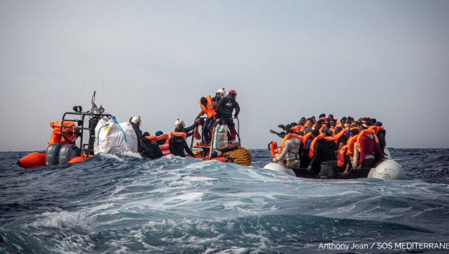Το πλοίο Ocean Viking της μη κυβερνητικής οργάνωσης SOS Méditerranée διέσωσε σήμερα 236 ανθρώπους που επιχειρούσαν να φτάσουν από τη Λιβύη στην Ευρώπη, με δύο υπερφορτωμένα πλοιάρια. Οι μετανάστες βρίσκονταν στα διεθνή ύδατα, σε απόσταση 51 χιλιομέτρων από την Ζαουίγια, στη δυτική Λιβύη, όπως ανακοίνωσε η οργάνωση, η οποία εδρεύει στη Μασσαλία. Πολλοί από αυτούς ήταν αφυδατωμένοι ενώ «κάποιες γυναίκες έφεραν ελαφρά εγκαύματα λόγω των καυσίμων και είχαν εισπνεύσει καπνούς». Οι επίδοξοι μετανάστες προέρχονται από 15 διαφορετικές χώρες και «το συγκλονιστικό είναι ότι μεταξύ αυτών υπάρχουν πάρα πολλοί ανήλικοι, εκ των οποίων οι 114 είναι ασυνόδευτοι», εξήγησε ο Φρεντερίκ Πενάρ, ο επικεφαλής των επιχειρήσεων του Ocean Viking. Η επιχείρηση διάσωσης έγινε «για άλλη μία φορά χωρίς συντονισμό» και διήρκησε συνολικά τρεις ώρες. Την περασμένη εβδομάδα, μέλη της SOS Méditerranée είχαν εντοπίσει στα ανοιχτά της Λιβύης δέκα πτώματα, κοντά σε ένα αναποδογυρισμένο πλοιάριο. Στο ναυάγιο αυτό εκτιμάται ότι έχασαν τη ζωή τους 130 άνθρωποι. Αυτήν την περίοδο το πλοίο της SOS Méditerranée είναι το μοναδικό που επιχειρεί σε αυτήν τη θαλάσσια περιοχή την οποία επιχειρούν καθημερινά να διαπλεύσουν οι μετανάστες, συχνά με επικίνδυνα σαπιοκάραβα. Τουλάχιστον 453 άνθρωποι έχουν χάσει τη ζωή τους από τις αρχές του έτους προσπαθώντας να φτάσουν δια θαλάσσης στην Ευρώπη, σύμφωνα με στοιχεία του Διεθνούς Οργανισμού Μετανάστευσης.