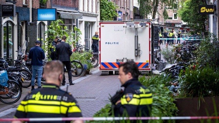 Ο Ολλανδός διάσημος αστυνομικός ρεπόρτερ Πέτερ Ντε Βρις, γνωστός για τις έρευνες του που έχουν φέρει στο φως εγκλήματα του ολλανδικού υποκόσμου, πυροβολήθηκε την Τρίτη σε έναν δρόμο στο Άμστερνταμ και τραυματίστηκε σοβαρά, ανακοίνωσε η αστυνομία. «Ο Πέτερ Ντε Βρις πυροβολήθηκε στη Λάνγκε Λαϊντεσβαρστράτ», υπογράμμισε η ανακοίνωση της αστυνομίας, αναφερόμενη σε έναν δρόμο κοντά σε μια από τις μεγαλύτερες δημόσιες πλατείες της πόλης. Ο δημοσιογράφος βρισκόταν σε ένα τηλεοπτικό στούντιο λίγο νωρίτερα. Μεταφέρθηκε σε ένα κοντινό νοσοκομείο σε «σοβαρή κατάσταση», τόνισε η αστυνομία η οποία κάλεσε αυτόπτες μάρτυρες να επικοινωνήσουν με τις αρχές. Αστυνομικές δυνάμεις απέκλεισαν την περιοχή καθώς κόσμος συγκεντρωνόταν κοντά στην τοποθεσία που συνέβη το περιστατικό. Ο Ντε Βρις κέρδισε το 2008 ένα διεθνές βραβείο Emmy στην κατηγορία επικαιρότητας για τις έρευνες του στην υπόθεση εξαφάνισης της εφήβου Νάταλι Χολογούεϊ στην Αρούμπα το 2005. Ένας φερόμενος ένοπλος συνελήφθη λίγο αργότερα από το περιστατικό, ανέφερε η εφημερίδα Algemeen Dagblad, επικαλούμενη ανώνυμες πηγές. Η αστυνομία είπε ότι δεν ήταν σε θέση ούτε να επιβεβαιώσει ούτε να διαψεύσει αυτό το δημοσίευμα, τονίζοντας ότι θα προβεί σε ενημέρωση αργότερα το βράδυ. Ο πρωθυπουργός Μαρκ Ρούτε αναμενόταν να προβεί σε μια δήλωση μετά από μια συνάντηση του με κορυφαίους αξιωματούχους δυνάμεων επιβολής του νόμου που έγινε μετά τον πυροβολισμό του Ντε Βρις, σύμφωνα με το πρακτορείο ειδήσεων ANP. Ο ολλανδικός ραδιοτηλεοπτικός οργανισμός RTL μετέδωσε ότι ο Ντε Βρις είχε μόλις αποχωρήσει από το στούντιο του στο κέντρο του Άμστερνταμ και ότι δέχθηκε μια από τις σφαίρες στο κεφάλι. Η εφημερίδα Parool του Άμστερνταμ δημοσίευσε μια φωτογραφία από τη σκηνή του συμβάντος, η οποία εμφανίζει πολλούς ανθρώπους συγκεντρωμένους γύρω από ένα άτομο ξαπλωμένο στο έδαφος. Ο 64χρονος ρεπόρτερ είναι διάσημος στην Ολλανδία ως τακτικός σχολιαστής σε τηλεοπτικά προγράμματα διερεύνησης εγκλημάτων και ως ένας έμπειρος αστυνομικός ρεπόρτερ με πηγές τόσο στις δυνάμεις επιβολής του νόμου όσο και στον υπόκοσμο. Είναι γνωστός στη χώρα του για τις έρευνες του σε αμέτρητες υποθέσεις, ιδίως μετά την απαγωγή το 1983 του μεγιστάνα της μπύρας του 1983, Φρέντι Χάινεκεν. Έχει δεχθεί απειλές στο παρελθόν από εγκληματίες του υποκόσμου, σε σύνδεση με αρκετές υποθέσεις. Το 2013, ο Βίλεμ Χόλεντερ, ο απαγωγέας του Χάινεκεν, καταδικάστηκε για απειλές εναντίον του Ντε Βρις . Ο Χόλεντερ εκτίει σήμερα ποινή ισόβιας κάθειρξης για την εμπλοκή του σε πέντε δολοφονίες. Το 2019, ο Ριντουάν Ταγκί, που δικάζεται για ανθρωποκτονία και διακίνηση ναρκωτικών, διέψευσε δημοσιεύματα ότι είχε απειλήσει να βάλει ανθρώπους να σκοτώσουν τον Ντε Βρις .