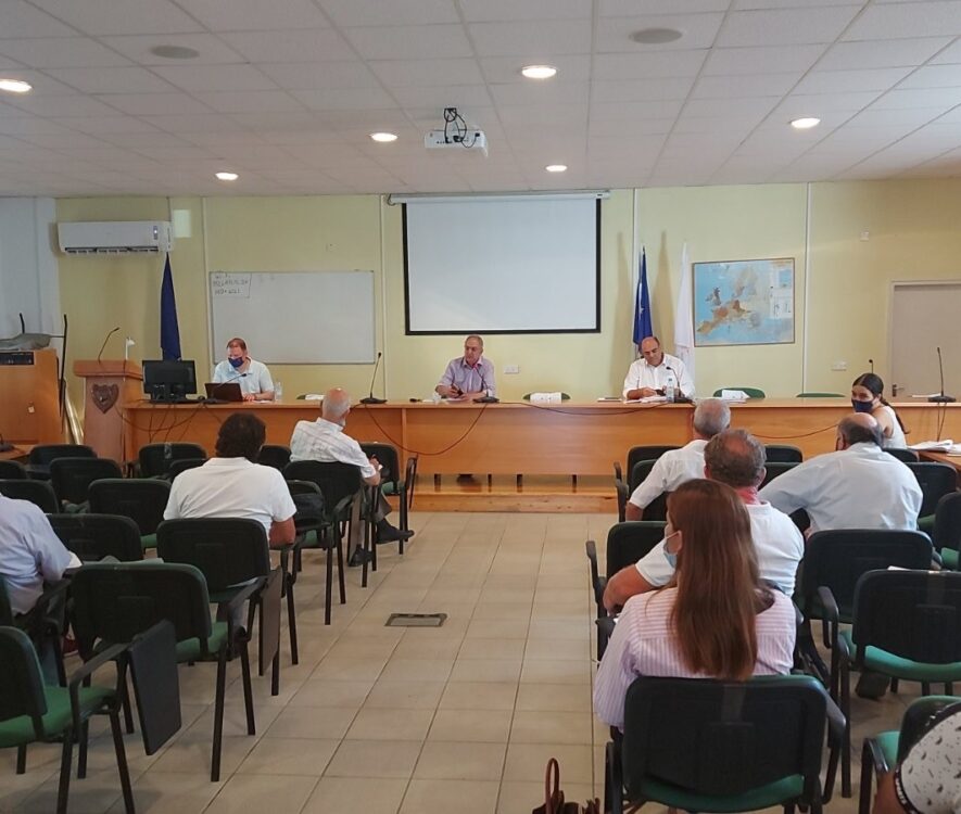Συνάντηση με τους πληγέντες από την πυρκαγιά γεωργούς είχε ο Υπουργός Γεωργίας