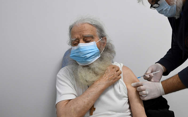 Αγιορείτες μοναχοί «Ο Θεός κατευθύνει τους επιστήμονες να μας προστατεύουν» (εικόνες)