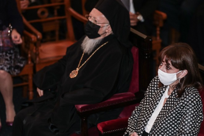 ΕΚΠΑ Στην τελετή παρουσίασης του τόμου προς τιμήν του Οικουμενικού Πατριάρχη παρέστησαν η ΠτΔ & ο Αρχιεπίσκοπος Αθηνών