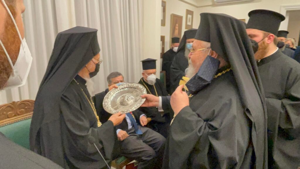 Εσπερινό στο Μετόχι της Ι.Μ. Σίμωνος Πέτρας στον Βύρωνα τέλεσε ο Οικουμενικός Πατριάρχης - Adologala.gr 