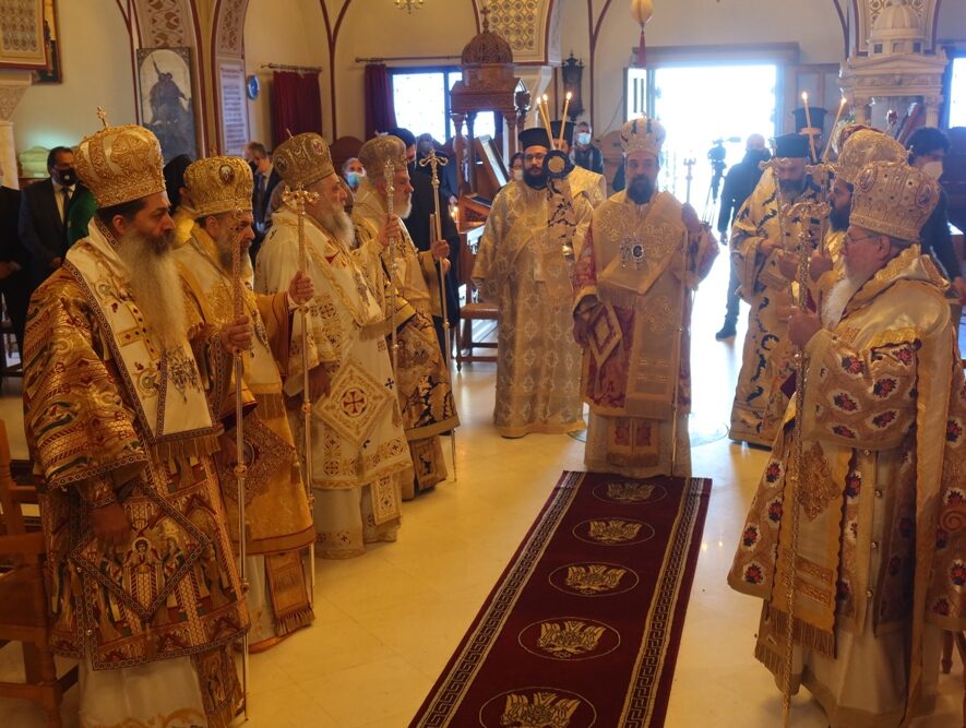 Η πρώτη Αρχιερατική Θεία Λειτουργία του Μητροπολίτη Θήρας στην Ιερά Μητρόπολη του - Adologala.gr