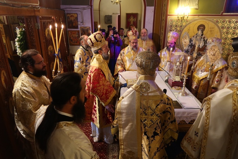 Η πρώτη Αρχιερατική Θεία Λειτουργία του Μητροπολίτη Θήρας στην Ιερά Μητρόπολη του - Adologala.gr 