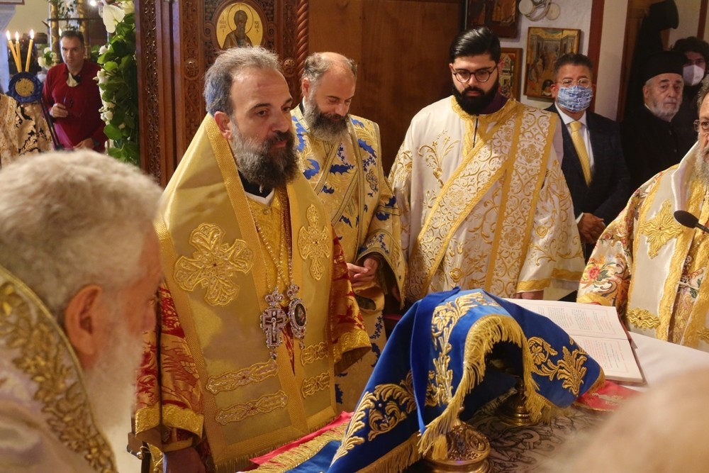Η πρώτη Αρχιερατική Θεία Λειτουργία του Μητροπολίτη Θήρας στην Ιερά Μητρόπολη του - Adologala.gr 