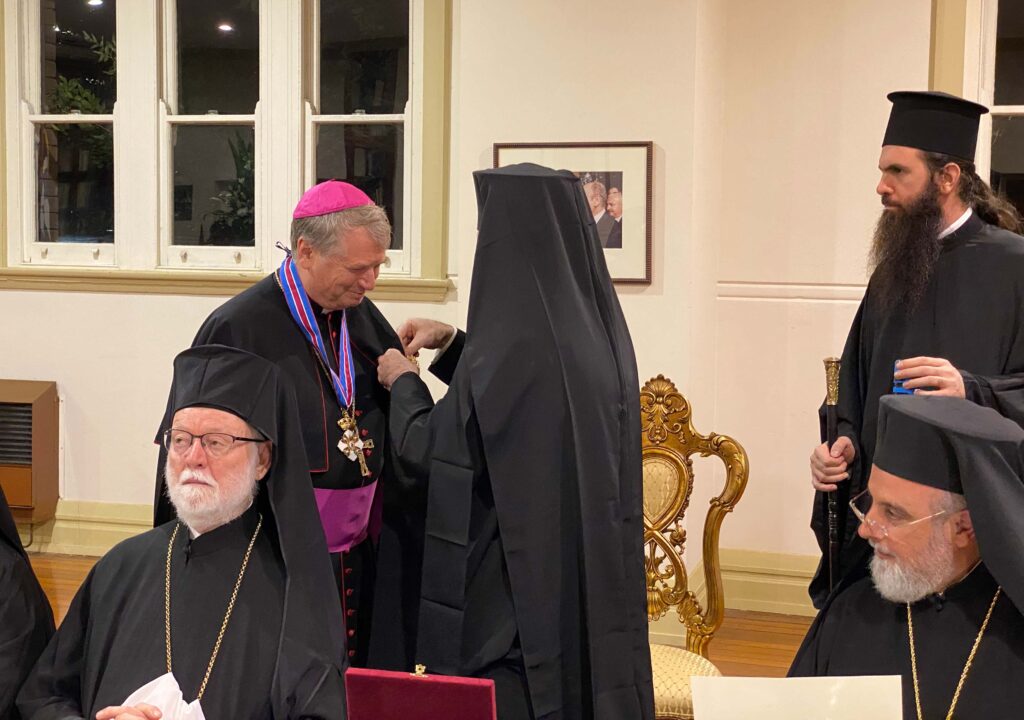 Ο Αρχιεπίσκοπος Αυστραλίας Μακάριος τίμησε τον Καθολικό Αρχιεπίσκοπο του Σύδνεϋ Anthony Fisher