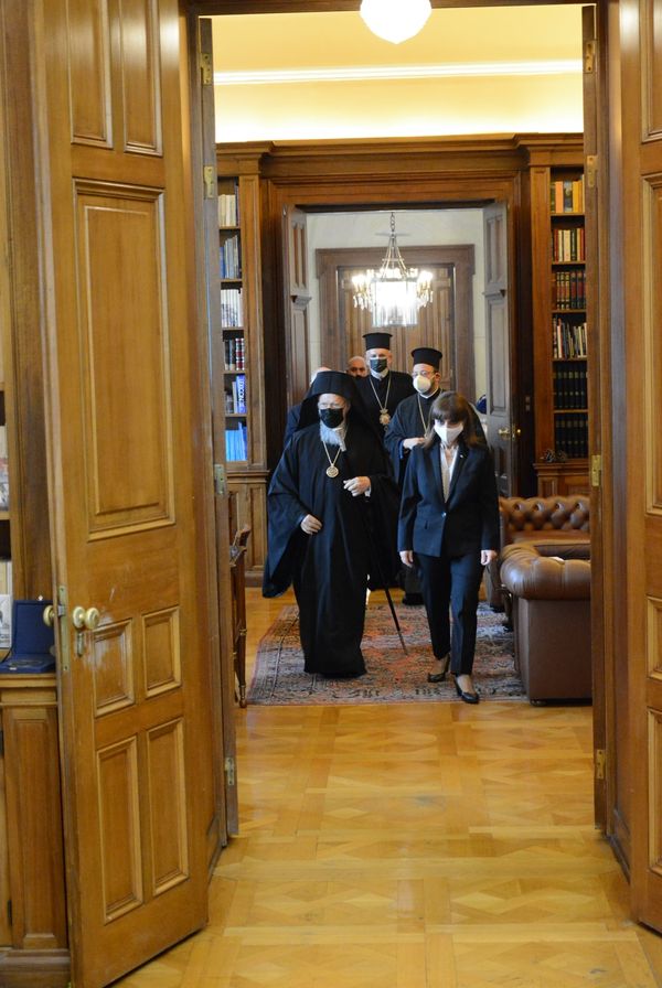 Συνάντηση Οικουμενικού Πατριάρχη κ.κ. Βαρθολομαίου με την Πρόεδρο της Δημοκρατίας Κατερίνα Σακελλαροπούλου & Γέυμα στο Προεδρικό 