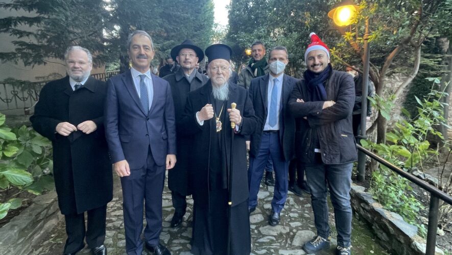 Η Α.Θ. Παναγιότης ο Οικουμενικός Πατριάρχης κ.κ. Βαρθολομαίος παρέστη και ευλόγησε πατρικώς τους συμμετέχοντες στην Χριστουγενιάτική εορτή που διοργάνωσε ο Σύνδεσμος Παιδοπόλεως και Στέγης Νεανίδων, στην Έδρα του, την Παρασκευή, 17 Δεκεμβρίου 2021. Επίσης, επισκέφθηκε την Χριστουγεννιάτικη Εορταγορά που διοργάνωσε η εκκλησιαστική Κοινότητα Νεοχωρίου, την Κυριακή προ των Χριστουγέννων, 19 Δεκεμβρίου, στον αυλόγυρο του Ι.Ν. Παναγίας Κουμαριωτίσσης, όπου τον καλωσόρισαν ο Σεβ. Μητροπολίτης Κυδωνιών κ. Αθηναγόρας, Επόπτης της Περιφερείας Βοσπόρου, και ο Πρόεδρος της Κοινότητας Εντιμολ. Άρχων Μ. Χαρτοφύλαξ κ. Παντελεήμων Βίγκας, μέσα σε ατμόσφαιρα χαράς και ενθουσιασμού και με τη συμμετοχή εκατοντάδων εορταστών.