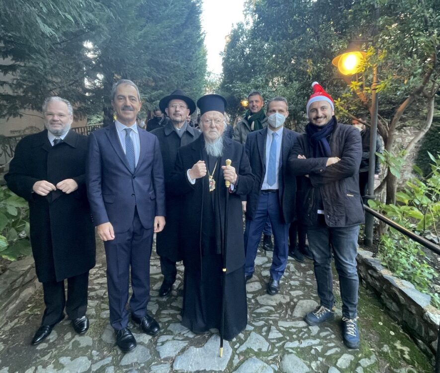 Η Α.Θ. Παναγιότης ο Οικουμενικός Πατριάρχης κ.κ. Βαρθολομαίος παρέστη και ευλόγησε πατρικώς τους συμμετέχοντες στην Χριστουγενιάτική εορτή που διοργάνωσε ο Σύνδεσμος Παιδοπόλεως και Στέγης Νεανίδων, στην Έδρα του, την Παρασκευή, 17 Δεκεμβρίου 2021. Επίσης, επισκέφθηκε την Χριστουγεννιάτικη Εορταγορά που διοργάνωσε η εκκλησιαστική Κοινότητα Νεοχωρίου, την Κυριακή προ των Χριστουγέννων, 19 Δεκεμβρίου, στον αυλόγυρο του Ι.Ν. Παναγίας Κουμαριωτίσσης, όπου τον καλωσόρισαν ο Σεβ. Μητροπολίτης Κυδωνιών κ. Αθηναγόρας, Επόπτης της Περιφερείας Βοσπόρου, και ο Πρόεδρος της Κοινότητας Εντιμολ. Άρχων Μ. Χαρτοφύλαξ κ. Παντελεήμων Βίγκας, μέσα σε ατμόσφαιρα χαράς και ενθουσιασμού και με τη συμμετοχή εκατοντάδων εορταστών.