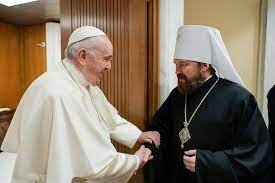 Στην αίθουσα ακροάσεων «Παύλος ΣΤ΄» στο Βατικανό πραγματοποιήθηκε στις 22 Δεκεμβρίου 2021 συνάντηση του προέδρου του Τμήματος Εξωτερικών Εκκλησιαστικών Σχέσεων (ΤΕΕΣ) του Πατριαρχείου Μόσχας μητροπολίτη Βολοκολάμσκ Ιλαρίωνα με τον Πάπα της Ρώμης Φραγκίσκο. Στην αρχή της συνομιλίας ο μητροπολίτης Ιλαρίωνας εκ μέρους του Αγιωτάτου Πατριάρχη Μόσχας και Πασών των Ρωσσιών Κυρίλλου συνεχάρη τον Προκαθήμενο της Ρωμαιοκαθολικής Εκκλησίας για τα 85α του γενέθλια. Ο Πάπας Φραγκίσκος καλωσόρισε τον Σεβασμιώτατο, εκφράζοντας την εγκάρδια ευγνωμοσύνη στον Αγιώτατο Πατριάρχη Κύριλλο για τις συγχαρητήριες προσρήσεις, που του διαβίβασε και για το συνεχές υψηλό επίπεδο συνεργασίας. Κατά τη διάρκεια της εκτενούς συνάντησης, η οποία διεξήχθη σε θερμή ατμόσφαιρα, οι δύο άνδρες συζήτησαν ευρύ φάσμα ζητημάτων στην ημερήσια διάταξη των διμερών σχέσεων μεταξύ της Ρωμαιοκαθολικής Εκκλησίας και της Ρωσικής Ορθοδόξου Εκκλησίας, καθώς και επιμέρους πτυχές των επαφών στο εγγύτερο μέλλον. Ολοκληρώνοντας ο μητροπολίτης Ιλαρίωνας διαβίβασε στον Πάπα Φραγκίσκο συγχαρητήριο μήνυμα του Αγιωτάτου Πατριάρχη Μόσχας και Πασών των Ρωσσιών Κυρίλλου και την εικόνα της Παναγίας «Ζανάμενιε». Προσφέροντας το δώρο ο πρόεδρος του ΤΕΕΣ τόνισε πόσο αγαπητή είναι αυτή η εικόνα στον Προκαθήμενο της Ρωσικής Ορθοδόξου Εκκλησίας, διότι στο ναό της Θεολογικής Ακαδημίας Αγίας Πετρουπόλεως, της οποίας τυγχάνει απόφοιτος και της οποίας διετέλεσε πρύτανης επί μια δεκαετία, φιλοξενείται ένα τιμώμενο αντίγραφο αυτής της εικόνας της Υπεραγίας Θεοτόκου.