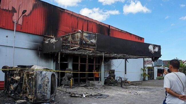 Ινδονησία: Τουλάχιστον 19 νεκροί έπειτα από συμπλοκή νεαρών και πυρκαγιά σε νυχτερινό κέντρο στη Δυτική Παπούα
