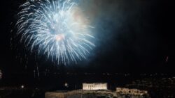 Καλή Χρονιά! Με ελπίδα και αισιοδοξία για το τέλος της πανδημίας υποδέχεται η Ελλάδα το 2022
