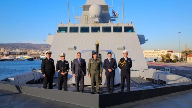 Την Φρεγάτα του ΠΝ της Γαλλίας στον Πειραιά επισκέφθηκε ο Υπουργός Εθνικής Άμυνας Ν. Παναγιωτόπουλος