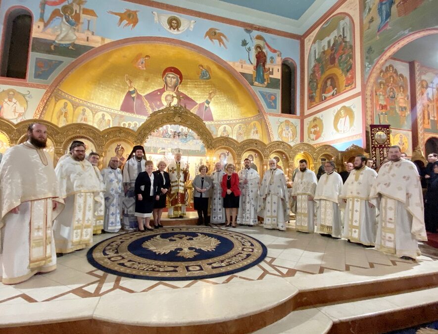 Feast of Saint Philothei, Patron of the Philoptochos Society of Canada After two years, due to the COVID-19 pandemic, the feast of Saint Philotheι was celebrated in pomp and splendor at the Saint Nicholas Greek Orthodox Church in Toronto, where there is a chapel dedicated to the holy woman. At the same time, it was decided that this year will start again the spiritual retreats of the Philoptochos Society; the first three will be in Toronto, Montreal and southwestern Ontario. An evening Divine Liturgy took place, presided by His Eminence Archbishop Sotirios of Canada, with His Grace Bishop Athenagoras of Patara concelebrating and twelve priests of the Greater Toronto Area. The eleven students of our Theological Academy chanted the Divine Liturgy with Byzantine solemnity. In his sermon, Archbishop Sotirios said that Saint Philothei, among many others, teaches us three basic things. First, our faith and devotion to God. Second, our love for our Homeland and third, our love and our help to those in need, both spiritual and material. Archons of our Ecumenical Patriarchate and a large number of Christians attended. Following the Divine Liturgy, dinner was served at the wonderful Cultural Center of the Holy Archdiocese. The event was organized by the President of the Philoptochos Society of Canada, Mrs. Zoe Veroutis, together with the President of the Saint Nicholas Greek Orthodox Community, Mrs. Anastasia Sotiropoulos. Everything was beautifully organized and we thank all those who contributed. The celebrations of the evening ended when all the participants chanted the Fimi of His All-Holiness Ecumenical Patriarch Bartholomew.