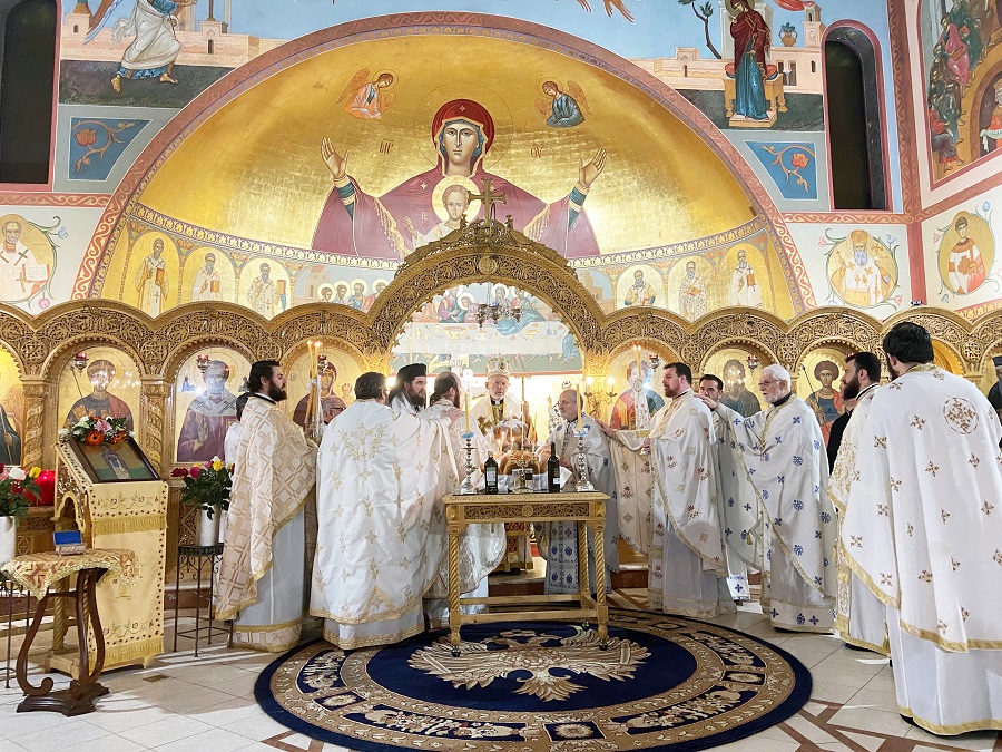 Feast of Saint Philothei, Patron of the Philoptochos Society of Canada After two years, due to the COVID-19 pandemic, the feast of Saint Philotheι was celebrated in pomp and splendor at the Saint Nicholas Greek Orthodox Church in Toronto, where there is a chapel dedicated to the holy woman. At the same time, it was decided that this year will start again the spiritual retreats of the Philoptochos Society; the first three will be in Toronto, Montreal and southwestern Ontario. An evening Divine Liturgy took place, presided by His Eminence Archbishop Sotirios of Canada, with His Grace Bishop Athenagoras of Patara concelebrating and twelve priests of the Greater Toronto Area. The eleven students of our Theological Academy chanted the Divine Liturgy with Byzantine solemnity. In his sermon, Archbishop Sotirios said that Saint Philothei, among many others, teaches us three basic things. First, our faith and devotion to God. Second, our love for our Homeland and third, our love and our help to those in need, both spiritual and material. Archons of our Ecumenical Patriarchate and a large number of Christians attended. Following the Divine Liturgy, dinner was served at the wonderful Cultural Center of the Holy Archdiocese. The event was organized by the President of the Philoptochos Society of Canada, Mrs. Zoe Veroutis, together with the President of the Saint Nicholas Greek Orthodox Community, Mrs. Anastasia Sotiropoulos. Everything was beautifully organized and we thank all those who contributed. The celebrations of the evening ended when all the participants chanted the Fimi of His All-Holiness Ecumenical Patriarch Bartholomew.