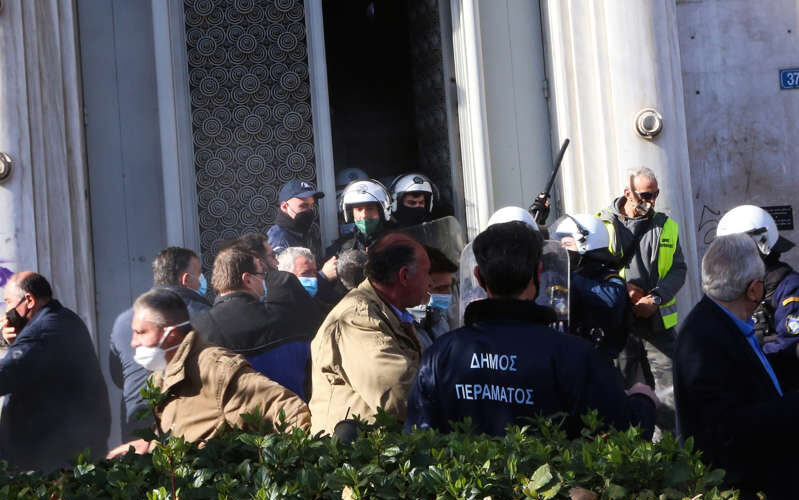 Ένας αστυνομικός τραυματίας στη συγκέντρωση των υγειονομικών