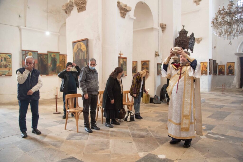 Θεία Λειτουργία στο Καθολικό της Κατεχόμενης Μονής Αποστόλου Βαρνάβα