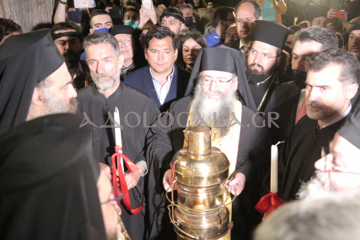 Στην Εξαρχία του Πανάγιου Τάφου έφθασε το Άγιο Φώς - Πλήθος κόσμου για να το λάβει νωρίτερα (Φωτορεπορτάζ)