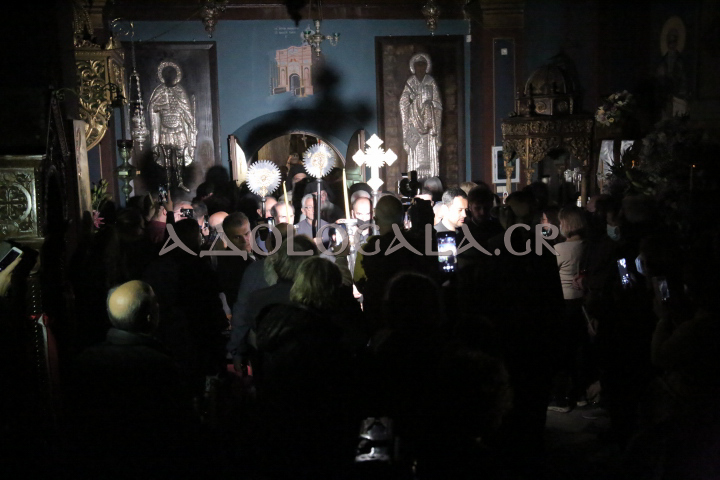 Στην Εξαρχία του Πανάγιου Τάφου έφθασε το Άγιο Φώς - Πλήθος κόσμου για να το λάβει νωρίτερα (Φωτορεπορτάζ)