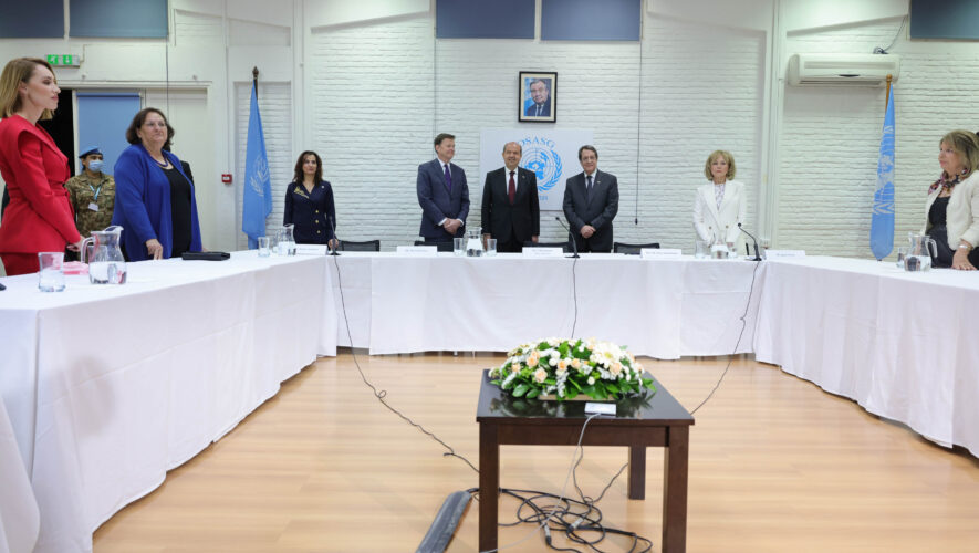 Παρατηρείται μια σταθερή αδιαλλαξία από πλευράς των Τουρκοκυπρίων είπε απόψε ο Πρόεδρος της Δημοκρατίας κ. Νίκος Αναστασιάδης. Σε δηλώσεις του κατά την άφιξη του στο Προεδρικό Μέγαρο, από τον χώρο του παλιού αεροδρομίου Λευκωσίας, όπου συναντήθηκε με τον Βοηθό ΓΓ των ΗΕ, αξιωματούχους της ΟΥΝΦΙΚΥΠ, και με τον Τουρκοκύπριο ηγέτη, ο Πρόεδρος Αναστασιάδης ερωτηθείς αν προέκυψε κάτι μετά την αποψινή πρώτη του συνάντηση με τον κ. Ερσίν Τατάρ μετά από επτά μήνες, ο Πρόεδρος της Δημοκρατίας είπε «θα ευχόμουν. Δυστυχώς, και παρά το γεγονός ότι του πρότεινα πως καλό θα ήταν να πραγματοποιηθεί μια συνάντηση και εφόσον μιλούμε για τη βάση λύσης του Κυπριακού όπως εδώ και δεκαετίες έχει συμφωνηθεί, να μπουν κάτω οι ανησυχίες της κάθε πλευράς για να δούμε πώς μπορεί να τις αντιμετωπίσουμε. Φαίνεται ότι θέλουν και επιμένουν στην απαράδεκτη θέση ότι θα πρέπει πρώτα να αναγνωριστεί η κυριαρχική ισότητα και εν συνεχεία να αποπειραθούμε να δούμε αν υπάρχει έδαφος για λύση. Πρότεινα να συζητηθούν τα μέτρα οικοδόμησης εμπιστοσύνης που έχω εισηγηθεί. Οι παρεμβάσεις του Τουρκοκύπριου συνομιλητή ήταν αρκούντως ενδεικτικές για τις προθέσεις τους, δηλαδή μια άρνηση, για να είμαι σύντομος. Και είπα ακόμα ότι θα πρέπει να λάβουν μέτρα, έτσι ώστε να παρεμποδίζονται οι ροές των προσφύγων που παρατηρούμε και που εργαλειοποιούνται, δυστυχώς. Και του το είπα ότι δυστυχώς εργαλειοποιούνται με πολιτικούς στόχους από την Τουρκία. Το αρνήθηκε, ζήτησε να γίνει συζήτηση των εμπειρογνωμόνων τάχα. Του είπα ότι δεν είναι θέμα εμπειρογνωμόνων, είναι θέμα πολιτική βούλησης να παρεμποδιστούν όλες αυτές οι χιλιάδες που κάθε μήνα καταγράφονται εισρέουσες στις ελεύθερες περιοχές. Με θλίβει ειλικρινά διότι παρατηρείται μια σταθερή αδιαλλαξία από πλευράς των Τουρκοκυπρίων». Ερωτηθείς αν μπορεί να υπάρξει κοινό έδαφος τουλάχιστον στο θέμα του διορισμού απεσταλμένου του ΓΓ των ΗΕ, ο Πρόεδρος είπε «πώς μπορεί να υπάρξει κοινό έδαφος όταν οι όροι εντολής που θέτουν πως θα πρέπει να έχει ένας απεσταλμένος του ΓΓ – και εμένα δεν με ενδιαφέρει αν είναι ειδικός ή προσωπικός, το θέμα είναι οι όροι εντολής – είναι η λήψη τέτοιων μέτρων καλής γειτονίας μεταξύ δύο κρατών, αντιλαμβάνεστε ότι είναι αδιανόητο να συζητείται κάτι ανάλογο. Βεβαίως η δική μας πλευρά – έχω διαμηνύσει και στον Βοηθό ΓΓ των ΗΕ χθες προκειμένου να μεταβιβαστεί το μήνυμα και στον ΓΓ – επιμένει στα όσα είχαν συμφωνηθεί στο γεύμα του Σεπτέμβρη, στη Νέα Υόρκη, με τον ΓΓ». Σε ερώτηση αν τα ΗΕ έδειξαν να είναι διατεθειμένα να ασκήσουν πιέσεις στον κ. Τατάρ, αλλά και στην Άγκυρα, ο Πρόεδρος είπε ότι «δεν ξέρω πού αλλού άσκησαν πιέσεις και αναμένετε ότι μπορεί να ασκήσουν πιέσεις». Κληθείς να πει αν τα ΗΕ αντιλαμβάνονται την άρνηση από πλευράς Τουρκοκυπρίων, ο Πρόεδρος Αναστασιάδης είπε ότι «ήταν μπροστά ο κ. Κόλιν Στιούαρτ, και συνεπώς ήταν μάρτυρας των όσων έχουν διαμειφθεί».