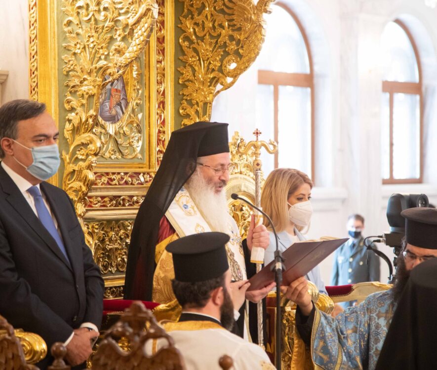 ανηγυρικός λόγος του Επιτρόπου Ανάπτυξης Ορεινών Κοινοτήτων Δρος Κώστα Χαμπιαούρη στη Δοξολογία για την 1η Απριλίου 1955-1959 Πανηγυρικός λόγος του Επιτρόπου Ανάπτυξης Ορεινών Κοινοτήτων Δρος Κώστα Χαμπιαούρη στη Δοξολογία για την 1η Απριλίου 1955-1959 Καθεδρικός Ναός Αποστόλου Βαρνάβα, Λευκωσία Παρασκευή, 1η Απριλίου 2022 Εξοχότατε Πρόεδρε της Κυπριακής Δημοκρατίας Θεοφιλέστατε Επίσκοπε Καρπασίας, Εκπρόσωπε του Μακαριωτάτου Αρχιεπισκόπου Κύπρου Κυρία Πρόεδρε της Βουλής των Αντιπροσώπων Κύριε Πρέσβη της Ελλάδας Εκλεκτοί Παρευρισκόμενοι Συμπατριώτες και Συμπατριώτισσες Έμπλεοι εθνικής υπερηφάνειας κι ευλάβειας, αλλά και με συναίσθηση του ιστορικού χρέους, τιμούμε σήμερα την ημέρα που ο κυπριακός ελληνισμός ευαγγελίστηκε την ελευθερία του. Τιμούμε όλους εκείνους τους ήρωες που κατάφεραν να μετουσιώσουν τον φόβο του θανάτου σε νίκη και ρίχθηκαν σ’ ένα Αγώνα όπου η αυταπάρνηση, η γενναιότητα, η φιλοπατρία, η αυτοθυσία, η προσήλωση στις πνευματικές και ηθικές αξίες του ελληνισμού ήταν οι αρετές που ύφαιναν τη δόξα και το μεγαλείο του. Αυτές τις αρετές που χαρακτήριζαν τον Γρηγόρη Αυξεντίου, τον Κυριάκο Μάτση, τον Ευαγόρα Παλληκαρίδη, τον Μιχαλάκη Καραολή, τον Ιάκωβο Πατάτσο, τον Ιωνά Νικολάου και τόσους άλλους αγωνιστές του 1955-1959, ζώντες και νεκρούς. Κυρίες και Κύριοι, Στη ζωή κάθε έθνους υπάρχουν στιγμές που το ανυψώνουν, που το φέρνουν πρόσωπο με πρόσωπο με την ιστορία, στιγμές που το φως πλημμυρίζει τις ψυχές των ανθρώπων, καταξιώνονται και συνειδητοποιούν την ιστορικότητα και το χρέος τους. Μια τέτοια στιγμή μάς γυρίζει 67 χρόνια πίσω, στην 1η Απριλίου 1955, όταν Μακάριος και Διγενής πυρπόλησαν τις ψυχές των Κυπρίων και η ασυμβίβαστη γενιά του ‘55-’59 αντιλάλησε σε όλον τον κόσμο την αμετάκλητη απόφασή της, να ζήσει λεύτερη ή να πεθάνει, εφόσον όλα τα ειρηνικά και διπλωματικά διαβήματα για αυτοδιάθεση απέβησαν άκαρπα και η Βρετανική Κυβέρνηση ενέμενε στις αρνητικές και πεισματικές της θέσεις. Ο κύβος ερρίφθη: «Ή ταν ή επί τας». Άλλη ιστορική διέξοδος, δεν υπήρχε. Και τότε, οι αμούστακοι λεβέντες έγιναν σκληροτράχηλοι και ανυποχώρητοι αγωνιστές στα βουνά του Τροόδους και του Πενταδακτύλου, στον Μαχαιρά και στο Δίκωμο, στη Ζωοπηγή, στα Σπήλια, στα Χανδριά, στο Μερσινάκι, στο Λιοπέτρι και στο Γενικό Νοσοκομείο Λευκωσίας, τα χωριά και τις πόλεις, σε κάθε γωνιά της Κύπρου που σπάραζε για λευτεριά. Στα κρησφύγετα και τις ενέδρες, στους αχυρώνες και στα πεδία των μαχών γράφτηκαν περικλεείς αγώνες και απαράμιλλα ανδραγαθήματα, ικανά να προκαλούν εσαεί ρίγος και θαυμασμό. Στα Φυλακισμένα Μνήματα, οι ηρωομάρτυρες της αγχόνης, παρά τα φρικτά και απάνθρωπα μαρτύρια, δεν λύγισαν. Το «σιδερένιο στεφάνι», οι εικονικοί πνιγμοί, το κρέμασμα από τα πόδια και το εκτυφλωτικό φως, δεν τους πτόησαν. Με ακμαίο το ηθικό και ακλόνητη την πίστη, την πιο κρίσιμη ώρα, τα 9 παλληκάρια μας, βάδισαν προς την αγχόνη ευθυτενείς και αγέρωχοι, μετουσιώνοντας τον πόνο σε καθάριο φως δικαιοσύνης και τις κεντρικές φυλακές σ’ ένα οχυρό αντίστασης και αγώνα! Στο κάλεσμα της ιστορίας, γυναίκες και ηλικιωμένοι συμμετείχαν με την ίδια αυταπάρνηση, κατασκευάζοντας κρησφύγετα, φιλοξενώντας και τροφοδοτώντας αγωνιστές. Σ’ αυτήν την προσπάθεια, αλλά και καθ’ όλη τη διάρκεια της σκλαβιάς από τους Άγγλους, καθοριστική ήταν και η συμβολή της Εκκλησίας της Κύπρου, η οποία ήταν πάντοτε παρούσα σε όλους τους εθνικούς αγώνες. Από την Εκκλησία εκπορευόταν η πνευματική και εθνική ενδυνάμωση και αφύπνιση του λαού. Η Εκκλησία προετοίμασε τους αγωνιστές της λευτεριάς, τους έθρεψε με τα οράματα της φυλής, τους γαλούχησε με τα ιερά νάματα της πίστης μας, τους όρκισε και χάλκευσε τις ψυχές τους ώστε να πορευθούν ηρωικά στον Αγώνα και να αντέξουν το μαρτύριο. Η εμπλοκή της στον τιτάνιο εκείνο αγώνα δεν περιορίστηκε μόνο σε αυτά. Εκδηλώθηκε σε όλους τους τομείς, συμμετέχοντας ενεργά και συμβάλλοντας οικονομικά. Μεταξύ άλλων, η Αρχιεπισκοπή, οι Μητροπόλεις και οι Ιερές Μονές γίνονται προπύργια της Επανάστασης και τόπος καταφυγής και απόκρυψης των αγωνιστών, ενώ οι μοναχοί γίνονται αγγελιαφόροι, τροφοδότες, φρουροί και οδηγοί των ορεινών ομάδων. Οι Άγγλοι κατακτητές αν και μάζεψαν πολλά «σύνεργα για να ξεκάνουν τις ψυχές των ηρώων μας» με τις πιο φρικαλέες μεθόδους και παρόλο που επέβαλαν κατ’ οίκον περιορισμούς, προχώρησαν σε επικηρύξεις αλλά και σε συλλήψεις χωρίς δίκες, έκλεισαν σχολεία, δολοφόνησαν μαθητές, κακοποίησαν μικρά παιδιά, δεν κατάφεραν να λυγίσουν τον κυπριακό λαό και να κάμψουν το φρόνημα των αγωνιστών, οι οποίοι απέδειξαν, απ’ άκρη σε άκρη, πως η δύναμη των όπλων δεν μπορεί να συγκριθεί με τη δύναμη της ψυχής και της πίστης, τις αρχές και τις αξίες. Είχαν το δίκαιο με το μέρος τους και αντλούσαν ακαταμάχητες ηθικές δυνάμεις από τον Θεό, αλλά και από το ένδοξο ελληνικό παρελθόν. Στο πλευρό τους βρίσκονται όλοι οι ήρωες της ελληνικής ιστορίας αλλά και η αγάπη τους για την Ελλάδα. Από τα τρωικά πεδία έρχονται οι ομηρικοί ήρωες με την περηφάνια και το «αιέν αριστεύειν». Από τις Θερμοπύλες καταφθάνει ο Λεωνίδας και οι τριακόσιοι μ’ ένα πελώριο «μολών λαβέ». Καταφθάνουν οι Μαραθωνομάχοι, οι Σαλαμινομάχοι αλλά και οι Σπαρτιάτισσες να συμπαρασταθούν στα παλικάρια της ΕΟΚΑ. Από την πύλη του Αγίου Ρωμανού έρχεται ο Κωνσταντίνος Παλαιολόγος με την απάντησή του «κοινή γνώμη πάντες αυτοπροαιρέτως αποθανούμεν και ου φεισόμεθα της ζωής ημών» κι από τα ματωμένα βουνά του εικοσιένα φτάνουν οι ήρωες με το «ελευθερία ή θάνατος». Από το Μεσολόγγι έρχονται οι ελεύθεροι πολιορκημένοι, από την Ήπειρο και τη Μακεδονία έρχονται οι πολεμιστές των βαλκανικών πολέμων. Από τους δρόμους της Αθήνας φτάνει το βροντερό «όχι» και από τα βουνά της Πίνδου ακούγεται η ιαχή «αέρα». Με όλη αυτή την ιερή παρακαταθήκη, οι ήρωες της ΕΟΚΑ, δεν ήξεραν μόνο πώς να πολεμούν, αλλά και πώς να πεθαίνουν για το υπέρτατο αγαθό της ελευθερίας και της πατρίδας. Συμπατριώτες και συμπατριώτισσες, Στον Πανηγυρικό μιας ένδοξης ημέρας, όπως είναι η σημερινή, ταιριάζει μόνο χαρμόσυνη μνήμη και απέραντος αίνος για όλους αυτούς τους ήρωες που, με το ένδοξο μεγαλείο της ολοκληρωτικής προσφοράς τους, εισήλθαν στο Πάνθεο της Αθανασίας. Ας μη λησμονήσουμε ποτέ εκείνο το κοσμοϊστορικό μεγαλούργημα του Αγώνα της ΕΟΚΑ ‘55-’59 και εθνικά ομόψυχοι ας θέσουμε υπεράνω όλων την πατρίδα μας, ώστε να συνεχίσουμε τον αγώνα μας, για εξεύρεση μιας εθνικά αποδεκτής και βιώσιμης λύσης στο κυπριακό πρόβλημα. Μιας λύσης που θα στηρίζεται στις αρχές και στις αξίες του διεθνούς δικαίου, του Οργανισμού Ηνωμένων Εθνών και του ευρωπαϊκού κεκτημένου και θα διασφαλίζει την ιστορική συνέχεια του λαού μας, σε μια πατρίδα επανενωμένη, χωρίς συρματοπλέγματα και στρατούς κατοχής. Αυτό είναι το ιστορικό μας χρέος έναντι στις απελθούσες και επερχόμενες γενεές της Κύπρου. Δε δικαιούμαστε να ξεστρατίσουμε. Οι ήρωες μας, μας φωτίζουν τον δρόμο του χρέους και οφείλουμε να τον ακολουθήσουμε, μέχρι τη δικαίωση της μαρτυρικής μας πατρίδας, αλλά και τη δικαίωση κάθε λαού που αγωνίζεται για τα αθάνατα ιδεώδη της δημοκρατίας, της ελευθερίας και της ανεξαρτησίας. Δεν θα σταματήσουμε ποτέ να υπερασπιζόμαστε τα ανθρώπινα δικαιώματα και τα ιδανικά που μας κληροδότησαν οι πρόγονοί μας, γι’ αυτό και σήμερα στεκόμαστε δίπλα στον δοκιμαζόμενο λαό της Ουκρανίας και αγωνιζόμαστε υπέρ της ειρήνης και της δικαιοσύνης! Τιμή και δόξα στους αγωνιστές της ΕΟΚΑ! Αιωνία η μνήμη τους! Καλή Ανάσταση και Καλό Πάσχα σε όλους!