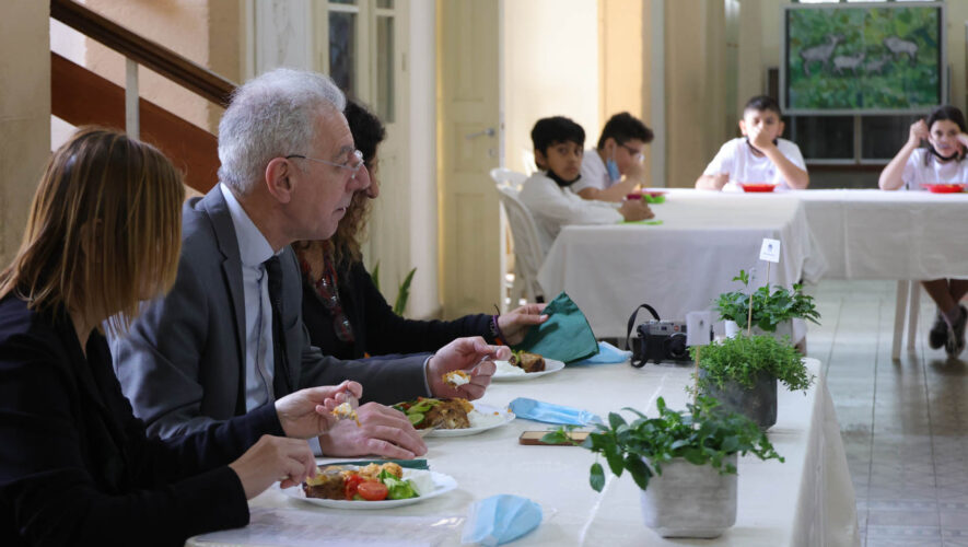 Επίσκεψη του Υπουργού Παιδείας στο Ελένειον Δημοτικό Σχολείο όπου λειτουργεί το πρόγραμμα «Μαγειρεύω και Προσφέρω»