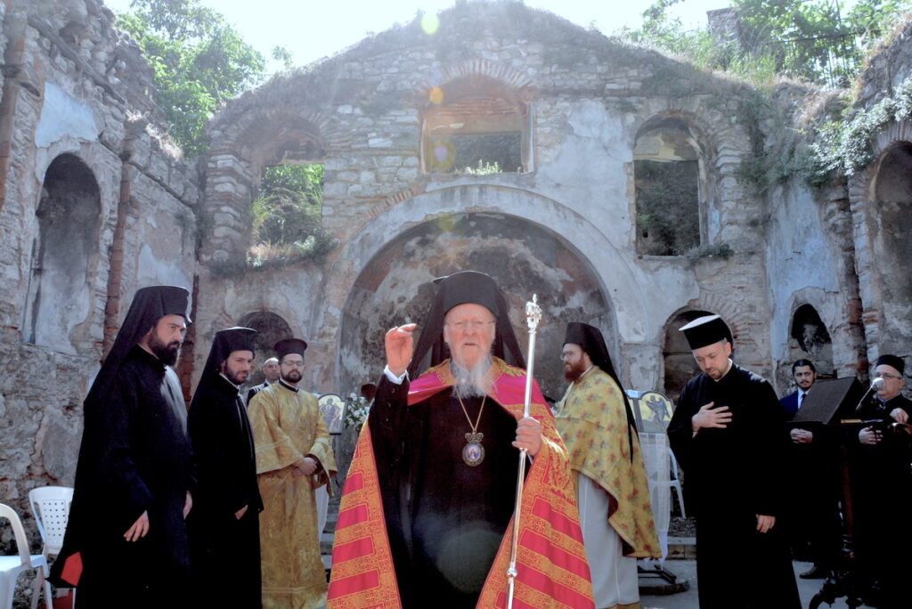 Βλάχ Σαράι: Ο Οικουμενικός Πατριάρχης χοροστάτησε στον ερειπωμένο Ναό της Παναγίας Παραμυθίας 