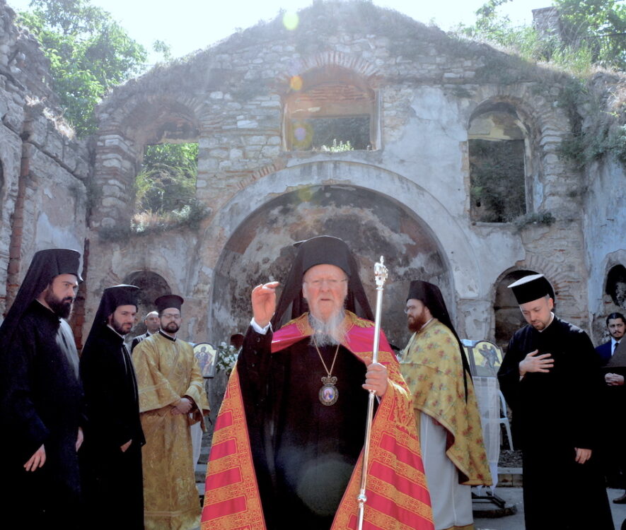 Βλάχ Σαράι: Ο Οικουμενικός Πατριάρχης χοροστάτησε στον ερειπωμένο Ναό της Παναγίας Παραμυθίας