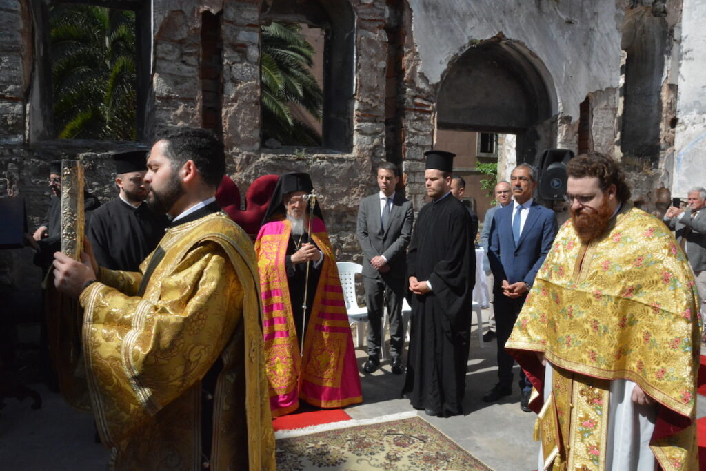 Βλάχ Σαράι: Ο Οικουμενικός Πατριάρχης χοροστάτησε στον ερειπωμένο Ναό της Παναγίας Παραμυθίας 
