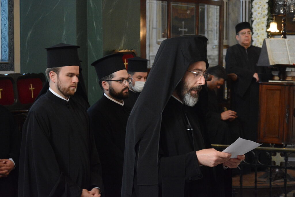 Η Α.Θ. Παναγιότης ο Οικουμενικός Πατριάρχης κ.κ. Βαρθολομαίος χοροστάτησε την Παρασκευή, 20 Μαΐου 2022, το απόγευμα, στον Μ. Εσπερινό για την εορτή των Αγίων Κωνσταντίνου και Ελένης, στον φερώνυμο πανηγυρίζοντα Ι. Ναό της Μεγαλωνύμου Κοινότητος Σταυροδρομίου.    Εκκλησιάστηκαν ο Σεβ. Μητροπολίτης Προύσης κ. Ιωακείμ, ο Θεοφιλ. Επίσκοπος Τράλλεων κ. Βενιαμίν, ο Πανοσιολ. Αρχιμανδρίτης κ.Πέτρος, Ηγούμενος της Ι.Μονής Διονυσίου Αγίου Όρους, ο Εντιμ. κ. Απόστολος Ντιγκμπασάνης, εκ μέρους του Γενικού Προξενείου της Ελλάδος, και πλήθος πιστών.  Τον Παναγιώτατο καλωσόρισε ο Σεβ. Μητροπολίτης Σαράντα Εκκλησιών κ. Ανδρέας, Αρχιερατικώς Προϊστάμενος της Κοινότητος Σταυροδρομίου.  Στην αντιφώνησή του ο Παναγιώτατος αναφέρθηκε στους Ισαποστόλους Αγίους Κωνσταντίνο και Ελένη, με τους οποίους, όπως επεσήμανε, η Πόλη είναι αρρήκτως συνδεδεμένη.  “Και ενθυμείται σήμερα η Πόλις μας, μαζί με το όνομα, και την προσφορά των δύο εορταζομένων Αγίων στον Χριστιανισμό, την εκστρατεία του Κωνσταντίνου κατά του Μαξεντίου και την εν ουρανώ θεοσημεία, κατά την οποίαν είδεν ο Κωνσταντίνος το σημείον του σταυρού με την φωτεινή επιγραφή «εν τούτω νίκα». Και πράγματι, με λάβαρον τον σταυρόν και το μονόγραμμα του ονόματος του Χριστού, κατετρόπωσε τον τριπλάσιο στρατό του Μαξεντίου, όπως νίκησε αργότερα και τον αντίπαλό του Λικίνιο και έγινε μονοκράτωρ, μαζί δε με τον Κωνσταντίνο εξήλθε νικηφόρος και ο μέχρι τότε καταδιωκόμενος Χριστιανισμός.  Αυτό το μήνυμα του ουρανού προς τον Μ. Κωνσταντίνο, ότι δηλαδή μόνο με τον σταυρό μπορούμε να επιτύχουμε νίκες, μας φέρει η σημερινή μεγάλη εορτή. Δεν υπάρχει Ανάστασι χωρίς Σταυρό. Εωρτάσαμε προ μηνός περίπου την εκ νεκρών έγερσιν του Κυρίου μας, αφού όμως προηγουμένως Τον ακολουθήσαμε βήμα προς βήμα στο πάθος και στον Γολγοθά μέχρι και του θανάτου Του επί του σταυρού.  Ας μη πτοούμεθα, λοιπόν, και μη απογοητευώμεθα, όταν καλούμαστε στη ζωή μας να φέρουμε ποικίλους σταυρούς, θλίψεις και δοκιμασίες. Αυτό είναι το μήνυμα που στέλνουμε απόψε από το Σταυροδρόμι προς τα πεφιλημένα και δοκιμαζόμενα τέκνα της Μητρός Εκκλησίας στην Ουκρανία. Όλες αυτές τις δυσκολίες και τα προβλήματα δυνάμεθα να τα υπερπηδήσουμε με πίστι στη δύναμη του Σταυρού του Κυρίου, με πίστι στο θεανδρικό πρόσωπό Του, ο οποίος «νενίκηκε τον κόσμον» και με τον εκούσιο σταυρικό Του θάνατο επάτησε «τον το κράτος έχοντα του θανάτου, τουτέστι τον διάβολον». Διότι, ακριβώς, την ιστορία την γράφει η παντοδύναμη θεϊκή δεξιά του «Κυρίου των δυνάμεων» και όχι οι δικοί μας ανθρώπινοι υπολογισμοί και οι μωρές στατιστικές και αναλογίες. Αλίμονον εάν η ιστορία ήταν έργο αποκλειστικώς του ανθρώπου!”  O Πατριάρχης, με την ευκαιρία της παρουσίας του στον πανηγυρίζοντα αυτό Ναό της Κοινότητας Σταυροδρομίου, καλοσώρισε και επισήμως τον νέο Αρχιερατικώς Προϊστάμενό της, Σεβ. Μητροπολίτη Σαράντα Εκκλησιών κ. Ανδρέα.   “Άγιε αδελφέ, η Μήτηρ Εκκλησία, η οποία σε εξέθρεψε κατά Χριστόν και σε οδήγησε μέχρι του αρχιερατικού αξιώματος, αναζητήσασα τον κατάλληλο διάδοχο του μακαριστού αδελφού Μητροπολίτου Τρανουπόλεως κυρού Γερμανού, ανεύρε τούτον εν τω προσώπω της υμετέρας αγαπητής Ιερότητος. Έχοντες υπ᾽ όψει την πολυετή εμπειρία και θητεία σου σε υψηλές διοικητικές θέσεις της Πατριαρχικής Αυλής, ως εκείνες του Μεγάλου Αρχιδιακόνου και του Μεγάλου Πρωτοσυγκέλλου, καθώς και την μετά πάσης αφοσιώσεως και αισθημάτων εκκλησιαστικής ευθύνης εκπλήρωσι των ανατεθέντων εις σε καθηκόντων, ευχόμεθα όπως, μετά του αυτού αισθήματος εκκλησιαστικής ευθύνης, επιτελέσης και το νέον πνευματικόν και ποιμαντικόν σου έργον, εν αγαστή συνεργασία με τον καθ᾽ όλα άξιο βοηθό Επίσκοπό μας και παλαιό συνάδελφό σου στην Πατριαρχική Αυλή άγιο Τράλλεων κ. Βενιαμίν, καθώς και με την υπό την προεδρία του δραστηρίου και πολλά κοπιάζοντος υπέρ των Εκκλησιών και των Ιδρυμάτων της Ομογενείας μας κυρίου Γεωργίου Παπαλιάρη, έντιμη Εφοροεπιτροπή της Κοινότητος, η οποία ενσαρκώνει και εκφράζει πλήρως το πνεύμα και το δίδαγμα του Σταυρού, δηλαδή την αγάπη και την αυτοθυσία.”  Στη συνέχεια αναφέρθηκε στον αείμνηστο Μητροπολίτη Τρανουπόλεως κυρό Γερμανό, τον οποίο χαρακτήρισε σοφό Ιεράρχη, αφοσιωμένο στην υπεράσπιστη των δικαίων της Μητρός Εκκλησίας.   “Το παράδειγμά του, όμως, της φιλανθρωπίας και της ταπεινώσεως, της αγλαοκάρπου κατά πάντα παρουσίας του και του χριστοτερπούς ζήλου, με τον οποίο επετέλεσε την ευλογημένη και πολυχρόνια διακονία του προς τον ευσεβή λαόν του Θεού, παραμένει ολοζώντανος και ολοφώτεινος φάρος και πολύτιμος οδηγός όχι μόνον για τον διάδοχό του, αλλά και για όλους τους νέους κληρικούς τής καθ᾽ ημάς Πατριαρχικής Αυλής, τους οποίους και προτρέπουμε πατρικώς να τον έχουν ως πρότυπο. Ευχόμεθα ολοψύχως όπως ο Κύριος αναπαύση την ψυχή του εξ ημών μεταστάντος πολιού Ιεράρχου του Θρόνου, όπου επισκοπεί το φως του προσώπου Αυτού! Την ευχή του να έχουμε όλοι μας!”  Ακολούθως, καλωσόρισε με εγκαρδιότητα τους συμπροσευχομένους καθηγητές και τους ιεροσπουδαστές του Θεολογικού Σεμιναρίου Αγίου Πέτρου Τσετίνσκι Μαυροβουνίου, οι οποίοι επισκέπτονται αυτές τις ημέρες την Μητέρα Εκκλησία της Κωνσταντινουπόλεως.  “Στο πρόσωπό σας χαιρετίζουμε ολόκληρη την Αγιωτάτη Εκκλησία της Σερβίας και ασπαζόμεθα εγκαρδίως τον Προκαθήμενο Αυτής προσφιλέστατο και Μακαριώτατο Πατριάρχη των Σέρβων κύριο Πορφύριο. Τις δύο Εκκλησίες μας συνδέουν δεσμοί ιεροί και ακατάλυτοι, δεσμοί κοινής πίστεως και κοινών αγώνων υπέρ αυτής, και δεσμοί αγάπης, η οποία, κατά τον Απόστολο Παύλο, «ουδέποτε εκπίπτει», της μητρός προς την πεφιλημένη θυγατέρα της.  Επιθυμούμε να σας συγχαρούμε για την απόφασί σας να σπουδάσετε τα ιερά Γράμματα και να αφιερώσετε τους εαυτούς σας στην Εκκλησία. Δεν θα μπορούσατε να επιλέξετε ωραιότερο δρόμο και αγιώτερη αποστολή. Ο Παράκλητος είθε να σας φωτίζη πάντοτε και να σας καθοδηγή εις πάσαν την αλήθειαν, επ᾽ αγαθώ της αγίας Ορθοδόξου ημών Εκκλησίας και επί προαγωγή της μεγάλης και σωτηριώδους αποστολής της στον κόσμο, έχοντας «τον καρπόν υμών εις αγιασμόν, το δε τέλος ζωήν αιώνιον» (Ρωμ. στ´, 22)”.  O Παναγιώτατος αναφέρθηκε και στο συλλείτουργο του Μακαρ. Πατριάρχου Σερβίας κ. Προρφυρίου με τον Αρχιεπίσκοπο Αχρίδος κ. Στέφανο, στο Βελιγράδι, κάνοντας λόγο για μεγάλο γεγονός που δικαίως χαρακτηρίστηκε ως “συλλείτουργο συμφιλιώσεως”, και το οποίο, όπως είπε, πραγματοποιήθηκε μόλις λίγες ημέρες μετά την ιστορική απόφαση που έλαβε η Αγία και Ιερά Σύνοδος του Οικουμενικού Πατριαρχείου να επαναφέρει στην κανονικότητα και στην ευχαριστιακή κοινωνία την εν Σκοπίοις Αγιωτάτη Εκκλησία, και με αυτό τον τρόπο άνοιξε ο δρόμος για την συμφιλίωσή της με την Αγιωτάτη Εκκλησία της Σερβίας. Ο Παναγιώτατος εξέφρασε την χαρά της Εκκλησίας της Κωνσταντινουπόλεως, μητέρας και της Εκκλησίας της Σερβίας και των Σκοπίων, γιατί βοήθησε να επανέλθει η ειρήνη και η τάξη στα Βαλκάνια.   Μετά τον Μ.Εσπερινό ο Πατριάρχης είχε συνάντηση με αντιπροσωπεία Ουκρανίδων από την Μαριούπολη, των οποίων οι σύζυγοι είναι ουκρανοί μαχητές που είχαν παγιδευτεί στο Αζοφστάλ και τώρα, σύμφωνα με όσα μετέφεραν στον Παναγιώτατο, είναι αιχμάλωτοι. Ο Πατριάρχης εξέφρασε την συμπάθειά και την συμπαράστασή του προς τις πέντε Ουκρανίδες, αλλά και προς ολόκληρο τον σκληρά δοκιμαζόμενο Ουκρανικό λαό, ευχόμενος ο Θεός να βοηθήσει να τελειώσει σύντομα η δοκιμασία των συζύγων τους και όλων όσοι βρίσκονται στην ίδια θέση, και να επανενωθούν με τις οικογένειές τους.     _________  Φωτογραφίες: Νίκος Παπαχρήστου / Οικουμενικό Πατριαρχείο