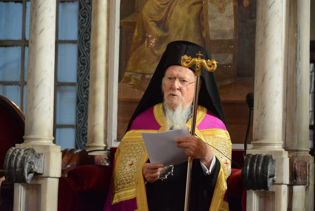 Η Α.Θ. Παναγιότης ο Οικουμενικός Πατριάρχης κ.κ. Βαρθολομαίος χοροστάτησε την Παρασκευή, 20 Μαΐου 2022, το απόγευμα, στον Μ. Εσπερινό για την εορτή των Αγίων Κωνσταντίνου και Ελένης, στον φερώνυμο πανηγυρίζοντα Ι. Ναό της Μεγαλωνύμου Κοινότητος Σταυροδρομίου.    Εκκλησιάστηκαν ο Σεβ. Μητροπολίτης Προύσης κ. Ιωακείμ, ο Θεοφιλ. Επίσκοπος Τράλλεων κ. Βενιαμίν, ο Πανοσιολ. Αρχιμανδρίτης κ.Πέτρος, Ηγούμενος της Ι.Μονής Διονυσίου Αγίου Όρους, ο Εντιμ. κ. Απόστολος Ντιγκμπασάνης, εκ μέρους του Γενικού Προξενείου της Ελλάδος, και πλήθος πιστών.  Τον Παναγιώτατο καλωσόρισε ο Σεβ. Μητροπολίτης Σαράντα Εκκλησιών κ. Ανδρέας, Αρχιερατικώς Προϊστάμενος της Κοινότητος Σταυροδρομίου.  Στην αντιφώνησή του ο Παναγιώτατος αναφέρθηκε στους Ισαποστόλους Αγίους Κωνσταντίνο και Ελένη, με τους οποίους, όπως επεσήμανε, η Πόλη είναι αρρήκτως συνδεδεμένη.  “Και ενθυμείται σήμερα η Πόλις μας, μαζί με το όνομα, και την προσφορά των δύο εορταζομένων Αγίων στον Χριστιανισμό, την εκστρατεία του Κωνσταντίνου κατά του Μαξεντίου και την εν ουρανώ θεοσημεία, κατά την οποίαν είδεν ο Κωνσταντίνος το σημείον του σταυρού με την φωτεινή επιγραφή «εν τούτω νίκα». Και πράγματι, με λάβαρον τον σταυρόν και το μονόγραμμα του ονόματος του Χριστού, κατετρόπωσε τον τριπλάσιο στρατό του Μαξεντίου, όπως νίκησε αργότερα και τον αντίπαλό του Λικίνιο και έγινε μονοκράτωρ, μαζί δε με τον Κωνσταντίνο εξήλθε νικηφόρος και ο μέχρι τότε καταδιωκόμενος Χριστιανισμός.  Αυτό το μήνυμα του ουρανού προς τον Μ. Κωνσταντίνο, ότι δηλαδή μόνο με τον σταυρό μπορούμε να επιτύχουμε νίκες, μας φέρει η σημερινή μεγάλη εορτή. Δεν υπάρχει Ανάστασι χωρίς Σταυρό. Εωρτάσαμε προ μηνός περίπου την εκ νεκρών έγερσιν του Κυρίου μας, αφού όμως προηγουμένως Τον ακολουθήσαμε βήμα προς βήμα στο πάθος και στον Γολγοθά μέχρι και του θανάτου Του επί του σταυρού.  Ας μη πτοούμεθα, λοιπόν, και μη απογοητευώμεθα, όταν καλούμαστε στη ζωή μας να φέρουμε ποικίλους σταυρούς, θλίψεις και δοκιμασίες. Αυτό είναι το μήνυμα που στέλνουμε απόψε από το Σταυροδρόμι προς τα πεφιλημένα και δοκιμαζόμενα τέκνα της Μητρός Εκκλησίας στην Ουκρανία. Όλες αυτές τις δυσκολίες και τα προβλήματα δυνάμεθα να τα υπερπηδήσουμε με πίστι στη δύναμη του Σταυρού του Κυρίου, με πίστι στο θεανδρικό πρόσωπό Του, ο οποίος «νενίκηκε τον κόσμον» και με τον εκούσιο σταυρικό Του θάνατο επάτησε «τον το κράτος έχοντα του θανάτου, τουτέστι τον διάβολον». Διότι, ακριβώς, την ιστορία την γράφει η παντοδύναμη θεϊκή δεξιά του «Κυρίου των δυνάμεων» και όχι οι δικοί μας ανθρώπινοι υπολογισμοί και οι μωρές στατιστικές και αναλογίες. Αλίμονον εάν η ιστορία ήταν έργο αποκλειστικώς του ανθρώπου!”  O Πατριάρχης, με την ευκαιρία της παρουσίας του στον πανηγυρίζοντα αυτό Ναό της Κοινότητας Σταυροδρομίου, καλοσώρισε και επισήμως τον νέο Αρχιερατικώς Προϊστάμενό της, Σεβ. Μητροπολίτη Σαράντα Εκκλησιών κ. Ανδρέα.   “Άγιε αδελφέ, η Μήτηρ Εκκλησία, η οποία σε εξέθρεψε κατά Χριστόν και σε οδήγησε μέχρι του αρχιερατικού αξιώματος, αναζητήσασα τον κατάλληλο διάδοχο του μακαριστού αδελφού Μητροπολίτου Τρανουπόλεως κυρού Γερμανού, ανεύρε τούτον εν τω προσώπω της υμετέρας αγαπητής Ιερότητος. Έχοντες υπ᾽ όψει την πολυετή εμπειρία και θητεία σου σε υψηλές διοικητικές θέσεις της Πατριαρχικής Αυλής, ως εκείνες του Μεγάλου Αρχιδιακόνου και του Μεγάλου Πρωτοσυγκέλλου, καθώς και την μετά πάσης αφοσιώσεως και αισθημάτων εκκλησιαστικής ευθύνης εκπλήρωσι των ανατεθέντων εις σε καθηκόντων, ευχόμεθα όπως, μετά του αυτού αισθήματος εκκλησιαστικής ευθύνης, επιτελέσης και το νέον πνευματικόν και ποιμαντικόν σου έργον, εν αγαστή συνεργασία με τον καθ᾽ όλα άξιο βοηθό Επίσκοπό μας και παλαιό συνάδελφό σου στην Πατριαρχική Αυλή άγιο Τράλλεων κ. Βενιαμίν, καθώς και με την υπό την προεδρία του δραστηρίου και πολλά κοπιάζοντος υπέρ των Εκκλησιών και των Ιδρυμάτων της Ομογενείας μας κυρίου Γεωργίου Παπαλιάρη, έντιμη Εφοροεπιτροπή της Κοινότητος, η οποία ενσαρκώνει και εκφράζει πλήρως το πνεύμα και το δίδαγμα του Σταυρού, δηλαδή την αγάπη και την αυτοθυσία.”  Στη συνέχεια αναφέρθηκε στον αείμνηστο Μητροπολίτη Τρανουπόλεως κυρό Γερμανό, τον οποίο χαρακτήρισε σοφό Ιεράρχη, αφοσιωμένο στην υπεράσπιστη των δικαίων της Μητρός Εκκλησίας.   “Το παράδειγμά του, όμως, της φιλανθρωπίας και της ταπεινώσεως, της αγλαοκάρπου κατά πάντα παρουσίας του και του χριστοτερπούς ζήλου, με τον οποίο επετέλεσε την ευλογημένη και πολυχρόνια διακονία του προς τον ευσεβή λαόν του Θεού, παραμένει ολοζώντανος και ολοφώτεινος φάρος και πολύτιμος οδηγός όχι μόνον για τον διάδοχό του, αλλά και για όλους τους νέους κληρικούς τής καθ᾽ ημάς Πατριαρχικής Αυλής, τους οποίους και προτρέπουμε πατρικώς να τον έχουν ως πρότυπο. Ευχόμεθα ολοψύχως όπως ο Κύριος αναπαύση την ψυχή του εξ ημών μεταστάντος πολιού Ιεράρχου του Θρόνου, όπου επισκοπεί το φως του προσώπου Αυτού! Την ευχή του να έχουμε όλοι μας!”  Ακολούθως, καλωσόρισε με εγκαρδιότητα τους συμπροσευχομένους καθηγητές και τους ιεροσπουδαστές του Θεολογικού Σεμιναρίου Αγίου Πέτρου Τσετίνσκι Μαυροβουνίου, οι οποίοι επισκέπτονται αυτές τις ημέρες την Μητέρα Εκκλησία της Κωνσταντινουπόλεως.  “Στο πρόσωπό σας χαιρετίζουμε ολόκληρη την Αγιωτάτη Εκκλησία της Σερβίας και ασπαζόμεθα εγκαρδίως τον Προκαθήμενο Αυτής προσφιλέστατο και Μακαριώτατο Πατριάρχη των Σέρβων κύριο Πορφύριο. Τις δύο Εκκλησίες μας συνδέουν δεσμοί ιεροί και ακατάλυτοι, δεσμοί κοινής πίστεως και κοινών αγώνων υπέρ αυτής, και δεσμοί αγάπης, η οποία, κατά τον Απόστολο Παύλο, «ουδέποτε εκπίπτει», της μητρός προς την πεφιλημένη θυγατέρα της.  Επιθυμούμε να σας συγχαρούμε για την απόφασί σας να σπουδάσετε τα ιερά Γράμματα και να αφιερώσετε τους εαυτούς σας στην Εκκλησία. Δεν θα μπορούσατε να επιλέξετε ωραιότερο δρόμο και αγιώτερη αποστολή. Ο Παράκλητος είθε να σας φωτίζη πάντοτε και να σας καθοδηγή εις πάσαν την αλήθειαν, επ᾽ αγαθώ της αγίας Ορθοδόξου ημών Εκκλησίας και επί προαγωγή της μεγάλης και σωτηριώδους αποστολής της στον κόσμο, έχοντας «τον καρπόν υμών εις αγιασμόν, το δε τέλος ζωήν αιώνιον» (Ρωμ. στ´, 22)”.  O Παναγιώτατος αναφέρθηκε και στο συλλείτουργο του Μακαρ. Πατριάρχου Σερβίας κ. Προρφυρίου με τον Αρχιεπίσκοπο Αχρίδος κ. Στέφανο, στο Βελιγράδι, κάνοντας λόγο για μεγάλο γεγονός που δικαίως χαρακτηρίστηκε ως “συλλείτουργο συμφιλιώσεως”, και το οποίο, όπως είπε, πραγματοποιήθηκε μόλις λίγες ημέρες μετά την ιστορική απόφαση που έλαβε η Αγία και Ιερά Σύνοδος του Οικουμενικού Πατριαρχείου να επαναφέρει στην κανονικότητα και στην ευχαριστιακή κοινωνία την εν Σκοπίοις Αγιωτάτη Εκκλησία, και με αυτό τον τρόπο άνοιξε ο δρόμος για την συμφιλίωσή της με την Αγιωτάτη Εκκλησία της Σερβίας. Ο Παναγιώτατος εξέφρασε την χαρά της Εκκλησίας της Κωνσταντινουπόλεως, μητέρας και της Εκκλησίας της Σερβίας και των Σκοπίων, γιατί βοήθησε να επανέλθει η ειρήνη και η τάξη στα Βαλκάνια.   Μετά τον Μ.Εσπερινό ο Πατριάρχης είχε συνάντηση με αντιπροσωπεία Ουκρανίδων από την Μαριούπολη, των οποίων οι σύζυγοι είναι ουκρανοί μαχητές που είχαν παγιδευτεί στο Αζοφστάλ και τώρα, σύμφωνα με όσα μετέφεραν στον Παναγιώτατο, είναι αιχμάλωτοι. Ο Πατριάρχης εξέφρασε την συμπάθειά και την συμπαράστασή του προς τις πέντε Ουκρανίδες, αλλά και προς ολόκληρο τον σκληρά δοκιμαζόμενο Ουκρανικό λαό, ευχόμενος ο Θεός να βοηθήσει να τελειώσει σύντομα η δοκιμασία των συζύγων τους και όλων όσοι βρίσκονται στην ίδια θέση, και να επανενωθούν με τις οικογένειές τους.     _________  Φωτογραφίες: Νίκος Παπαχρήστου / Οικουμενικό Πατριαρχείο