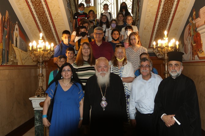 Φοιτητές Θεολογίας και Μαθητές Δημοτικού στον Αρχιεπίσκοπο Ιερώνυμο - Adologala.gr