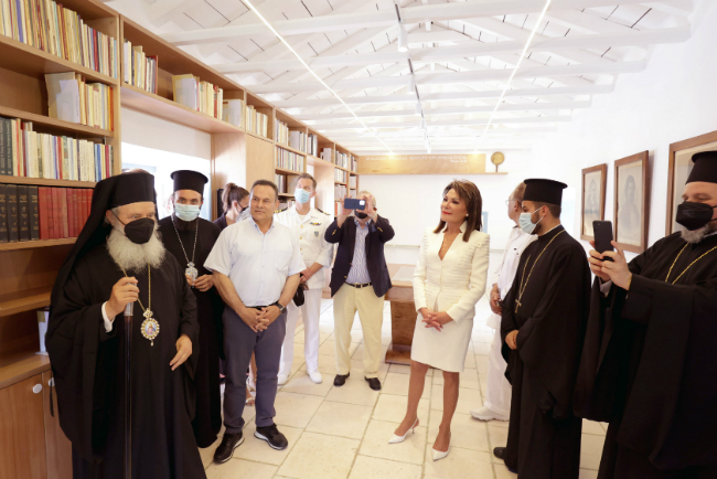 Τελετή εγκαινίων της Ιστορικής Βιβλιοθήκης των Σπετσών στον Μητροπολιτικό Ναό Αγίου Νικολάου από τον Μητροπολίτη Εφραίμ - Adologala.gr