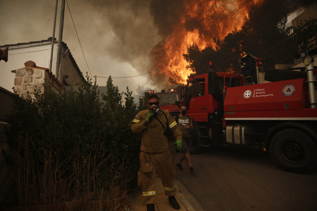 Πυρκαγιά καίει τα Νότια της Αθήνας - Διακοπές κυκλοφορίας στο Πανόραμα Βούλας λόγω της πυρκαγιάς