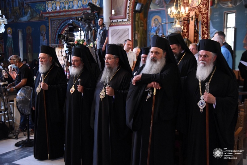 Συνοδικός Πολυαρχιερατικός Εσπερινός για τους Αγίου Πρωτοκορυφαίους Αποστόλους Πέτρο & Παύλο στη Κόρινθο - Adologala.gr