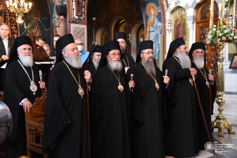 Συνοδικός Πολυαρχιερατικός Εσπερινός για τους Αγίου Πρωτοκορυφαίους Αποστόλους Πέτρο & Παύλο στη Κόρινθο - Adologala.gr