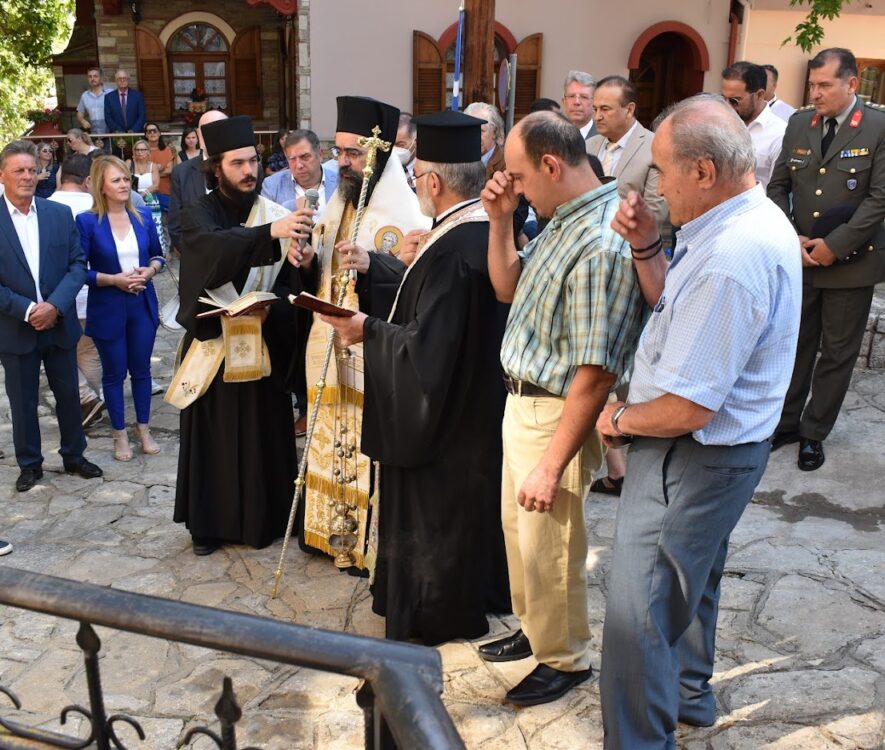 Ιερό Μνημόσυνο για του πεσόντες στον πόλεμο του 1940 στο Λέχοβο από τον Μητροπολίτη Καστορίας - Adologala.gr