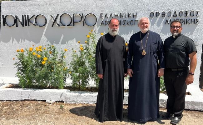 Ο Αρχιεπίσκοπος Ελπιδοφόρος επισκέφθηκε τους κατασκηνωτές του Ιονίου Χωριού - Adologala.gr