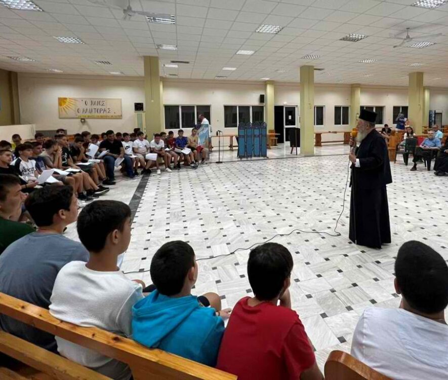Στις κατασκηνώσεις και την Βόρεια Εύβοια ο Μητροπολίτης Χαλκίδος Χρυσόστομος - Adologala.gr
