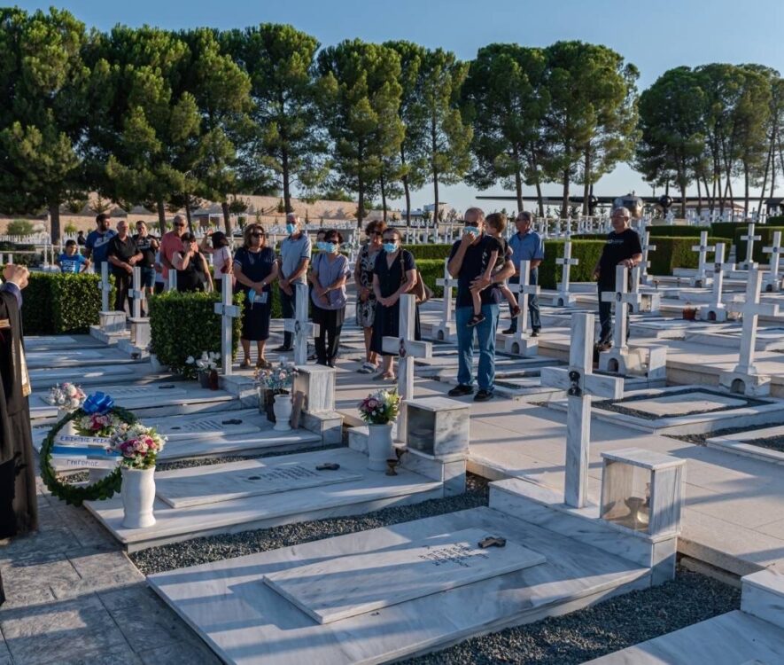 Τρισάγιο στα μνήματα των ηρώων της Λύσης από τον Επίσκοπο Μεσαορίας Γρηγόριο - Adologala.gr