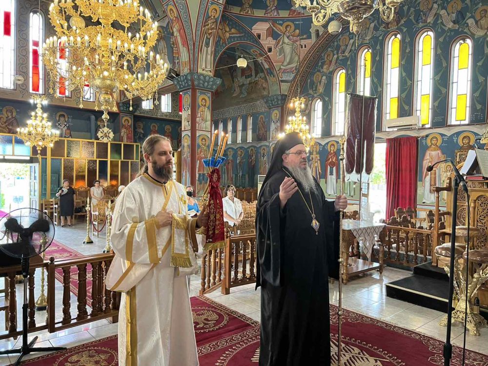 Στον πανηγυρίζοντα Ι.Ν. Μεταμορφώσεως του Σωτήρος Στεφανοβικείου ο Μητροπολίτης Λαρίσης Ιερώνυμος - Adologala.gr