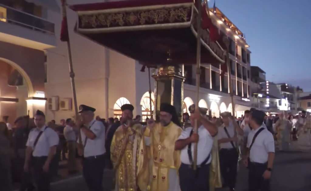 Ζάκυνθος Λαμπρή η Λιτάνευση του Ιερού Σκηνώματος του Αγίου Διονυσίου στους δρόμους της πόλης - Adologala.jpg